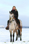 Frau reitet Appaloosa-Mix