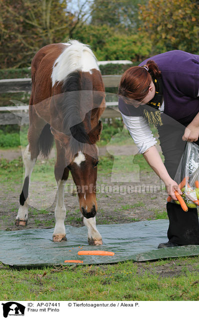Frau mit Pinto / woman ith pinto / AP-07441