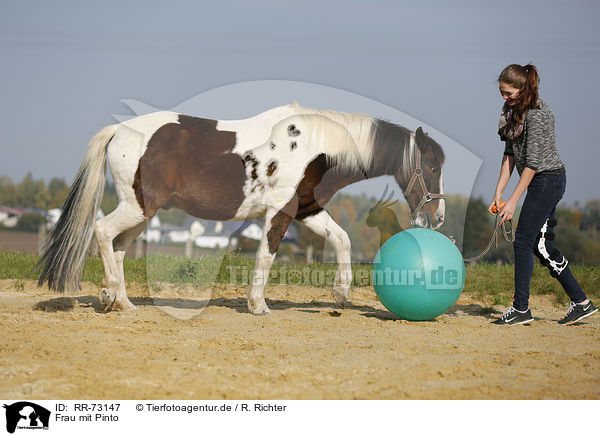 Frau mit Pinto / woman with Pinto / RR-73147