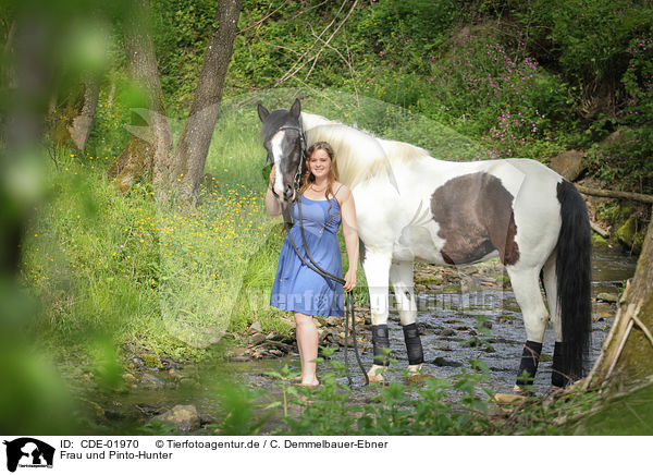 Frau und Pinto-Hunter / woman and Pinto-Hunter / CDE-01970