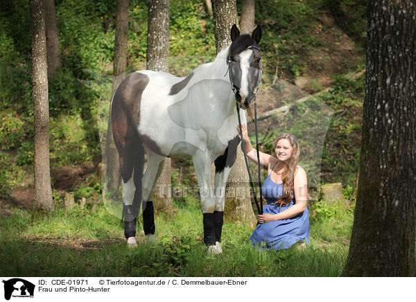 Frau und Pinto-Hunter / woman and Pinto-Hunter / CDE-01971