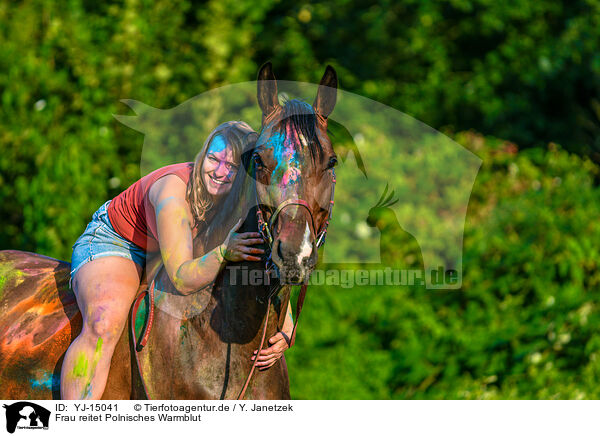 Frau reitet Polnisches Warmblut / YJ-15041