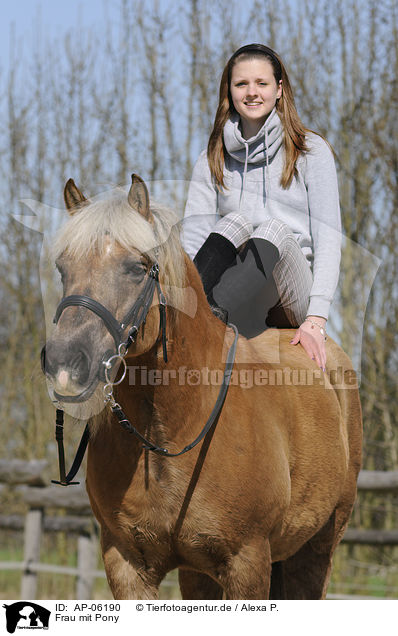 Frau mit Pony / woman and pony / AP-06190
