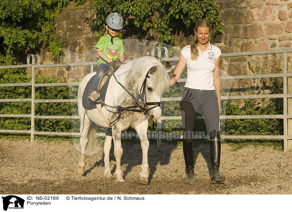 Ponyreiten / rinding a pony / NS-02169