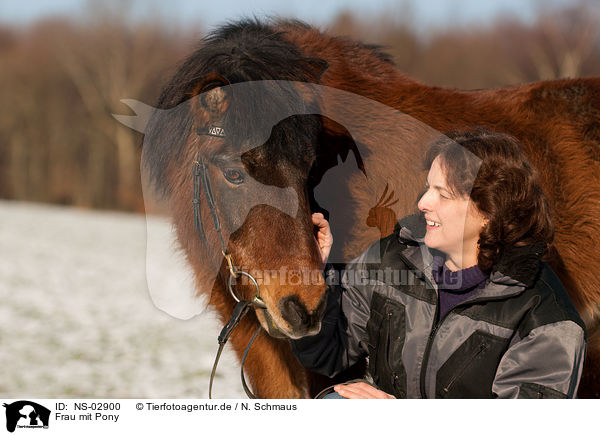 Frau mit Pony / woman and pony / NS-02900