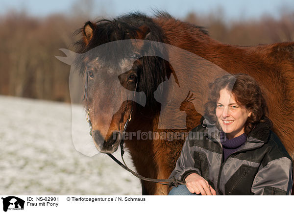 Frau mit Pony / NS-02901