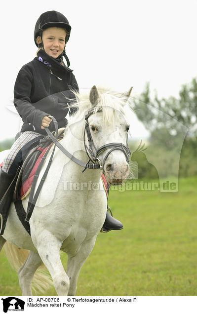 Mdchen reitet Pony / girl rides pony / AP-08706