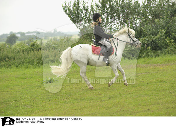 Mdchen reitet Pony / girl rides pony / AP-08707