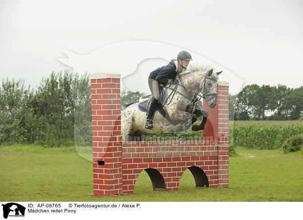 Mdchen reitet Pony / girl rides pony / AP-08765