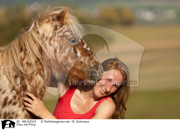 Frau mit Pony / NS-03323