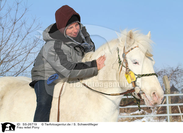 Frau reitet Pony / woman rides pony / SS-26719