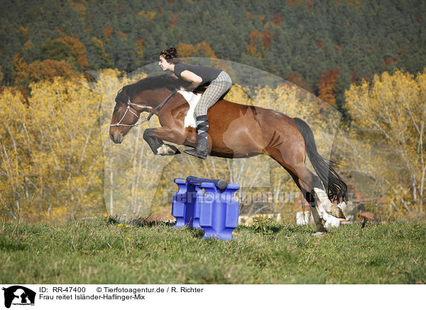 Frau reitet Islnder-Haflinger-Mix / woman rides crossbreed / RR-47400