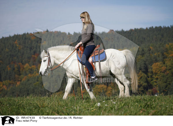 Frau reitet Pony / RR-47439