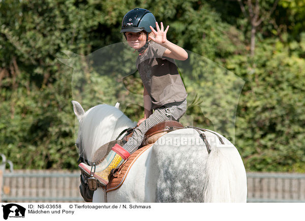 Mdchen und Pony / girl and pony / NS-03658