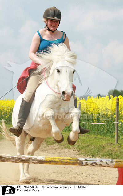 Frau reitet Pony / PM-05854