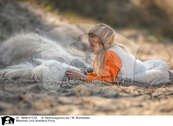 Mdchen und Shetland Pony / girl and Shetland Pony / MAB-01234