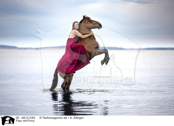 Frau mit Pony / woman with Pony / AE-01348
