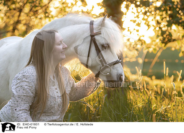 Frau mit Pony / woman with Pony / EHO-01601
