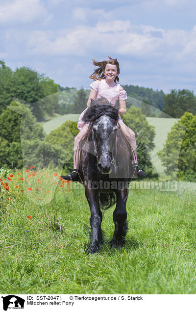 Mdchen reitet Pony / girl rides pony / SST-20471