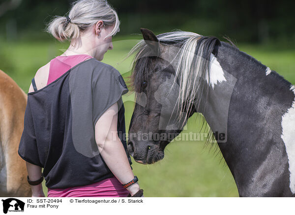 Frau mit Pony / woman with Pony / SST-20494