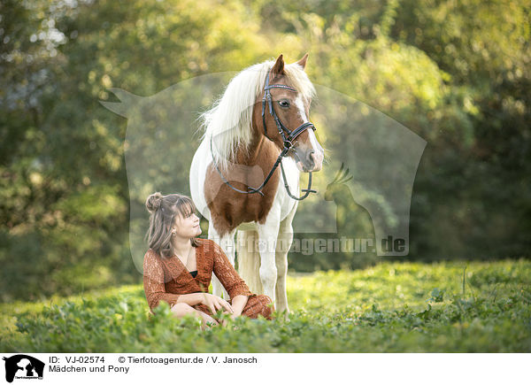 Mdchen und Pony / girl and pony / VJ-02574