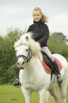 Mdchen reitet Pony