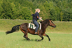 Frau reitet Pony