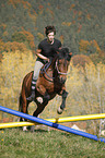 Frau reitet Islnder-Haflinger-Mix