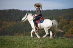Frau reitet Pony