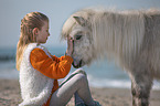 Mdchen und Shetland Pony