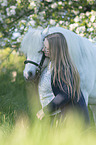 Frau mit Pony