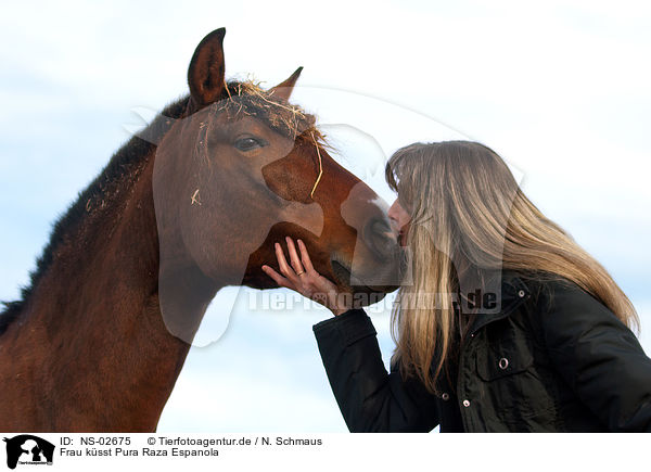 Frau ksst Pura Raza Espanola / woman is kissing PRE / NS-02675