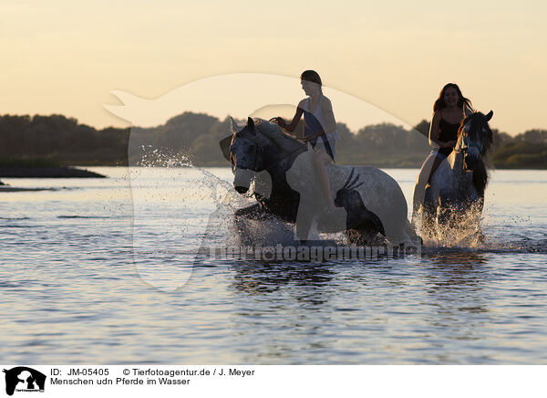 Menschen udn Pferde im Wasser / JM-05405