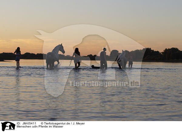 Menschen udn Pferde im Wasser / humans and horses in the water / JM-05411