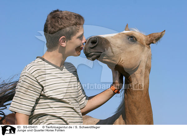Junge und Quarter Horse Fohlen / boy and Quarter Horse Foal / SS-05401
