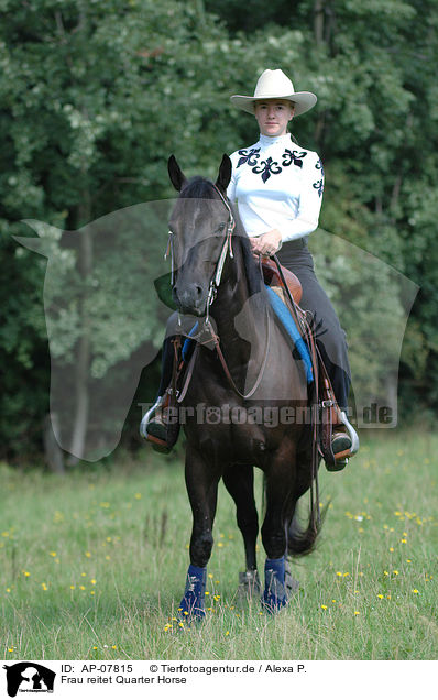 Frau reitet Quarter Horse / woman rides Quarter Horse / AP-07815
