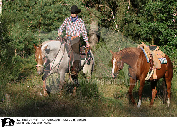 Mann reitet Quarter Horse / BES-01749