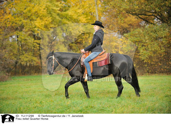 Frau reitet Quarter Horse / woman rides Quarter Horse / YJ-11298