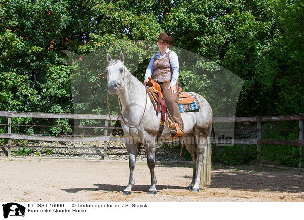 Frau reitet Quarter Horse / SST-16900