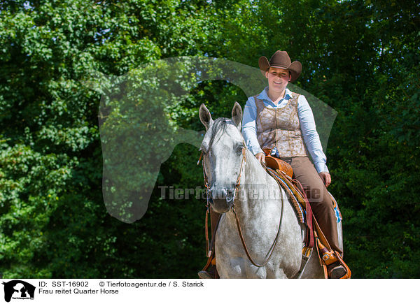 Frau reitet Quarter Horse / SST-16902