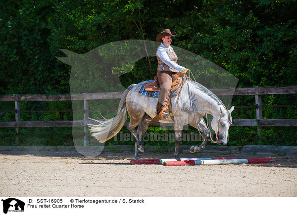 Frau reitet Quarter Horse / SST-16905
