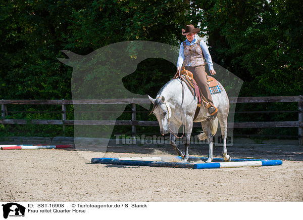Frau reitet Quarter Horse / SST-16908