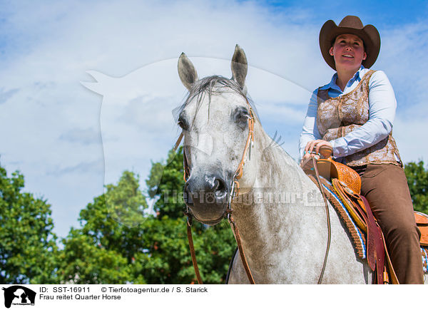 Frau reitet Quarter Horse / woman rides Quarter Horse / SST-16911