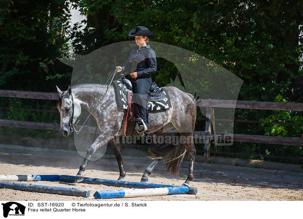 Frau reitet Quarter Horse / woman rides Quarter Horse / SST-16920