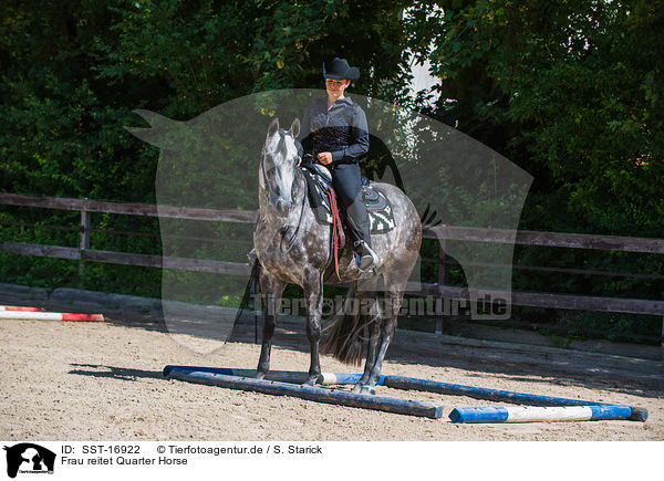 Frau reitet Quarter Horse / SST-16922