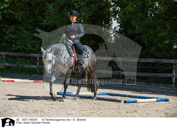 Frau reitet Quarter Horse / woman rides Quarter Horse / SST-16925