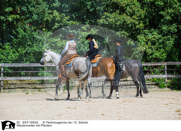Westernreiter mit Pferden / western riders with horses / SST-16932