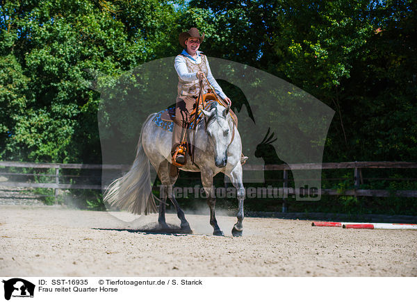 Frau reitet Quarter Horse / SST-16935