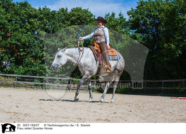 Frau reitet Quarter Horse / woman rides Quarter Horse / SST-16937