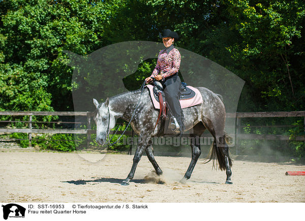 Frau reitet Quarter Horse / SST-16953